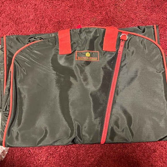 Brand-new, sealed Benson and hedges suit carrier - Picture 3 of 5